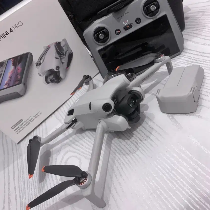 Drone DJI Mini 4 Pro RC 2 Baterai Plus