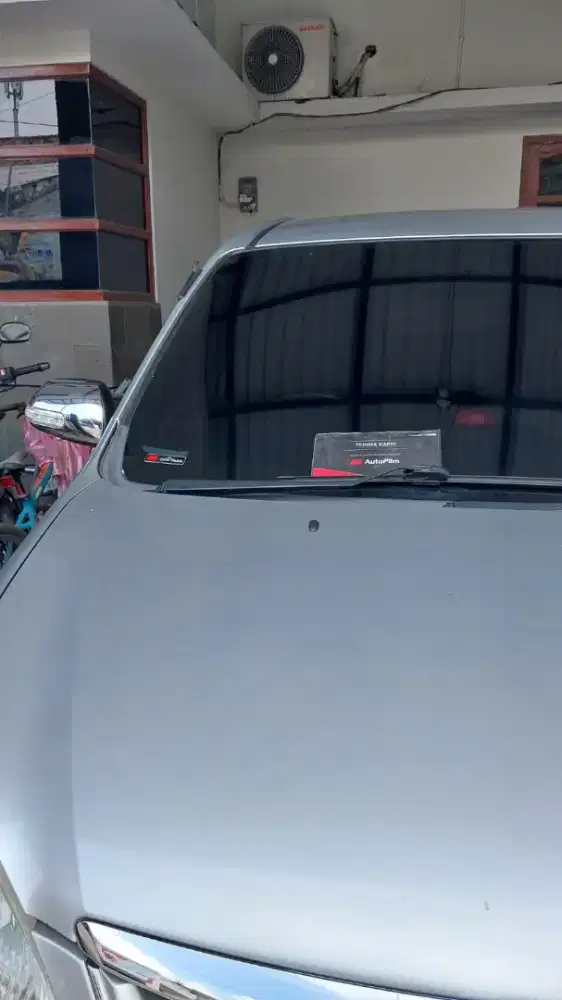 Kaca film mobil dan gedung panggilan