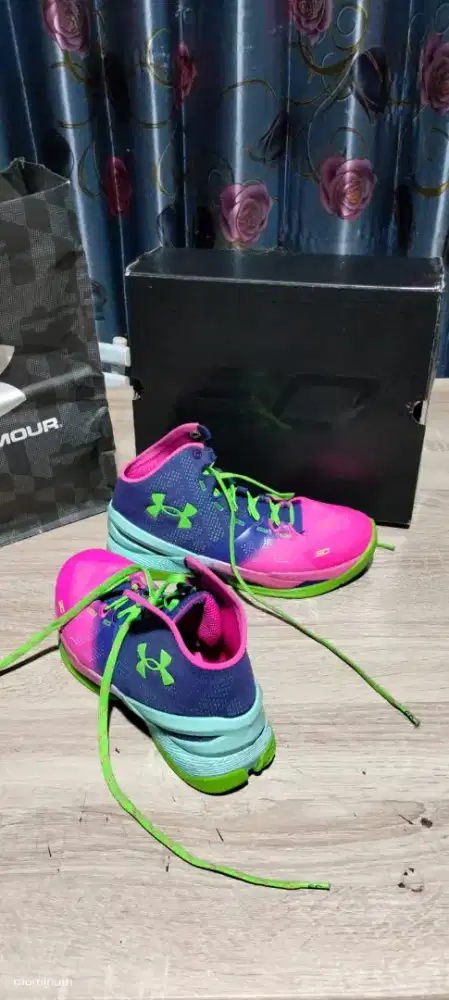 Sepatu olahraga merk Under Armour