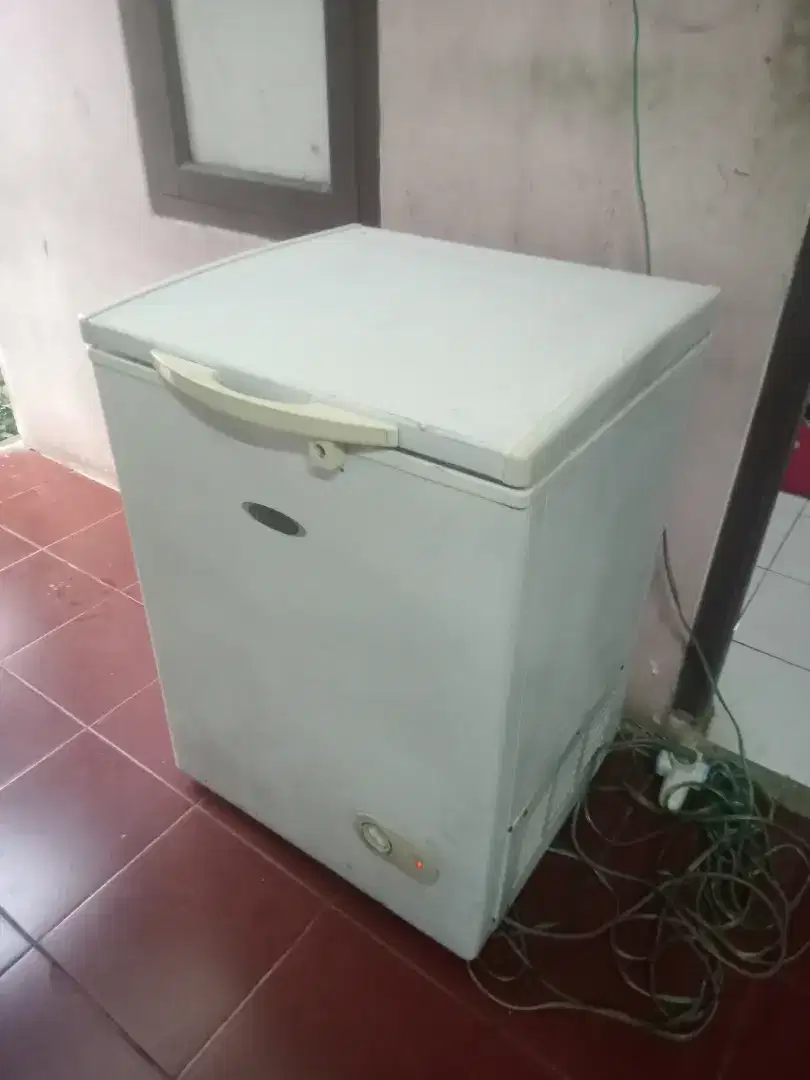 Di jual frezzer box merk Frigigate keluaran dari sharp kapasitas 100 L