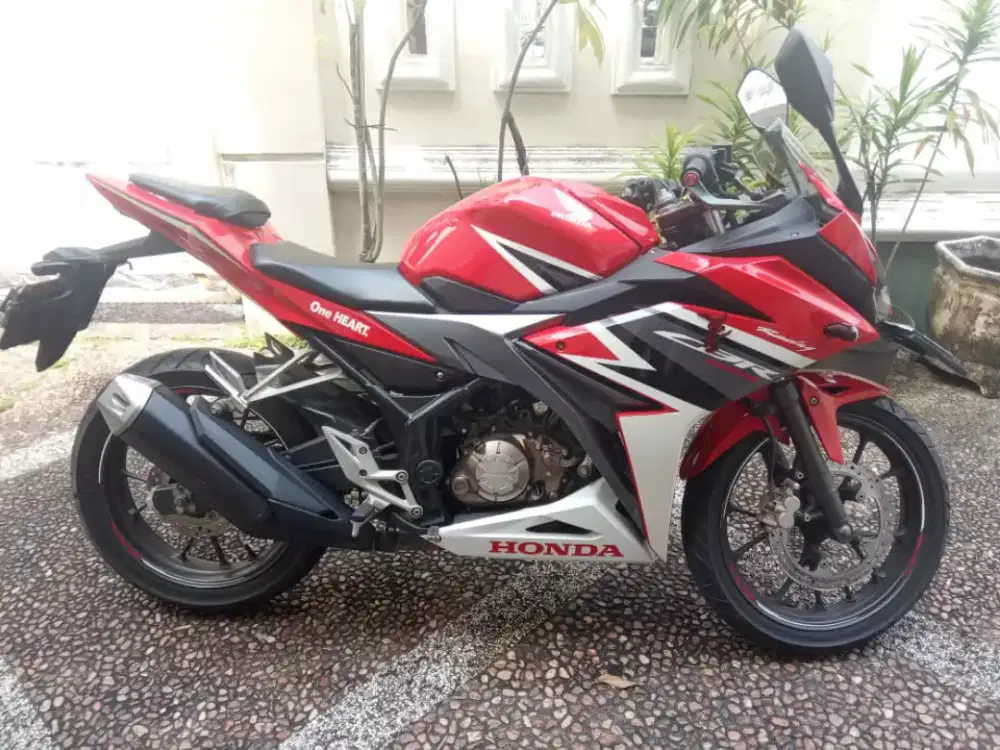 Motor Honda CBR 150 Standar Merah Putih Plat F Bogor