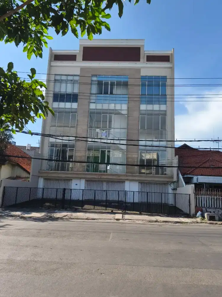 Disewakan gedung perlantai jl ambengan nol jalan raya lokasi strategis