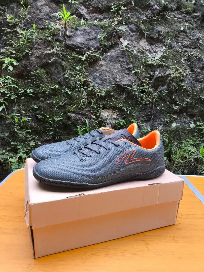Sepatu futsal specs size 43