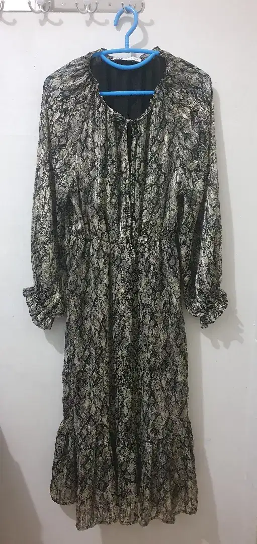 Long dress wanita brand ZARA motif ular