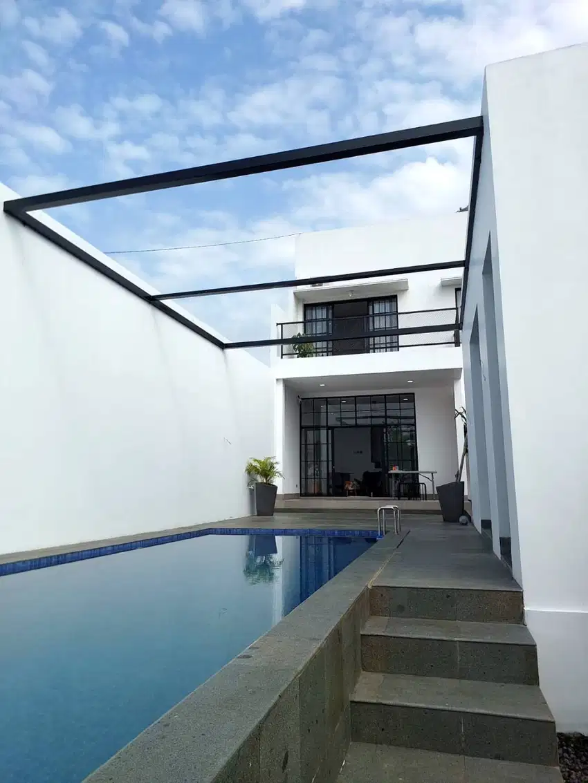 Rumah Super Keren dengan Kolam Renang di Sidomoyo Godean