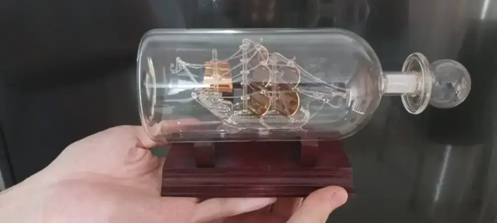 Miniatur kapal kaca dalam botol kaca