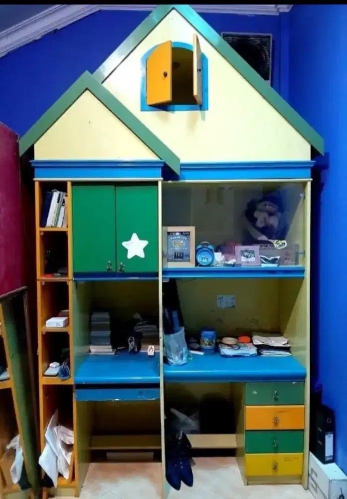 Lemari baju dan meja belajar.
Bahan dari KAYU bukan partikel atau MDF