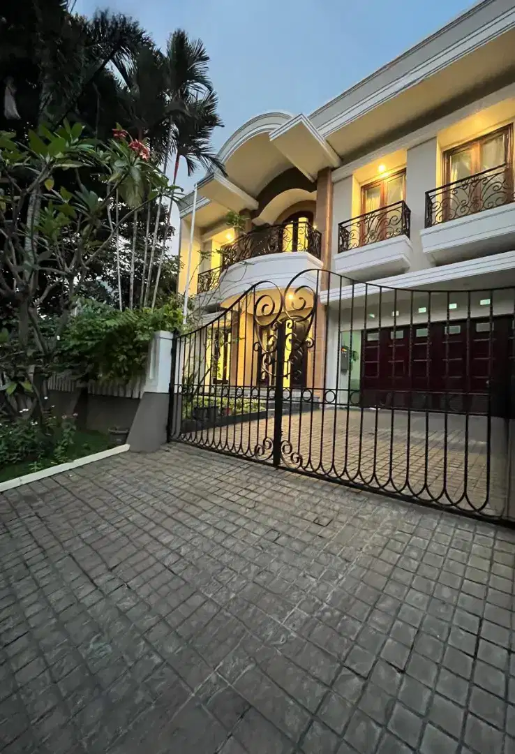 HOT SALE!!!RUMAH MEWAH SIAP HUNI LOKASI STRATEGIS AMAN DAN NYAMAN