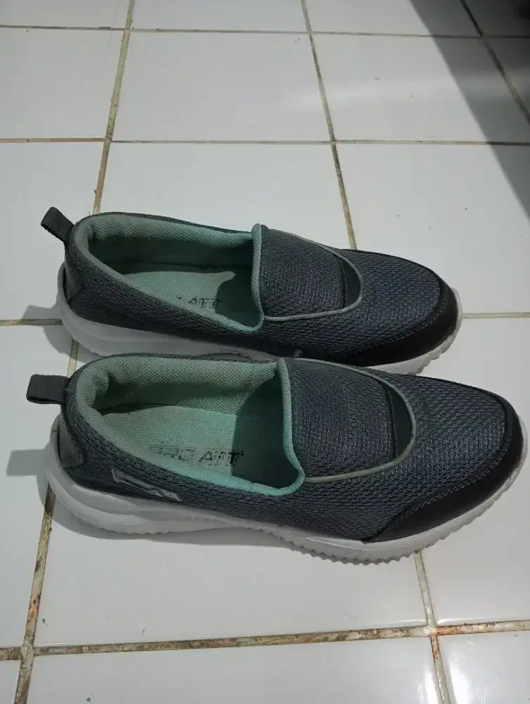Sepatu slip on ATT