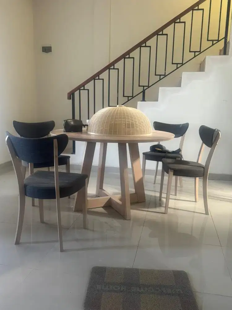 Kursi dan Meja makan