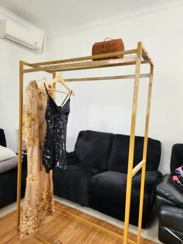 Gantungan baju pribadi toko butik warna gold mewah