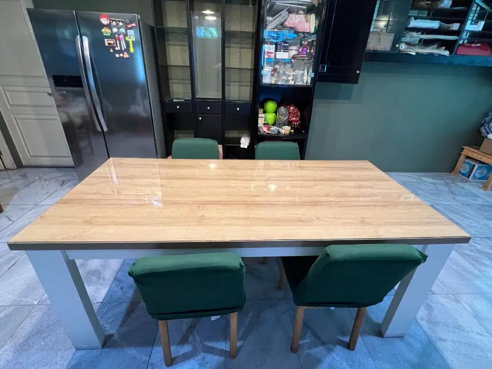 Meja makan bersama 4 kursi