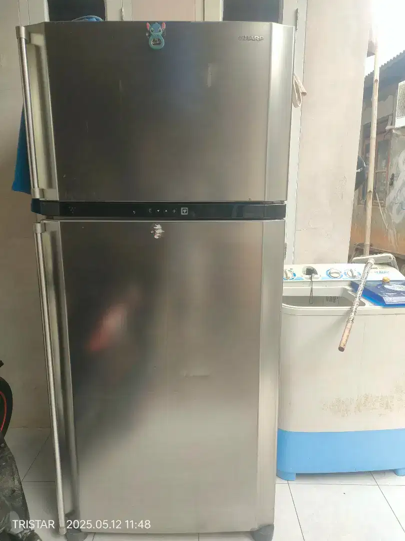 Dijual kulkas 2 pintu SHARP