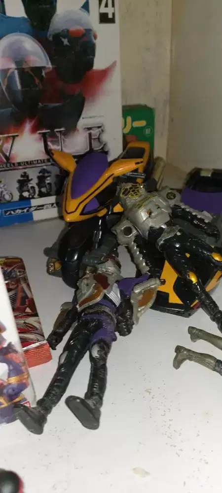 Mainan motor kamen rider