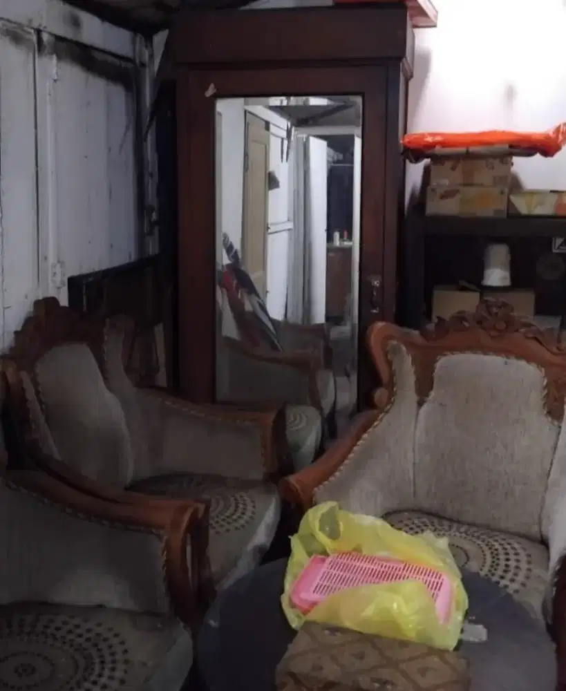 Lemari pakaian kayu jati