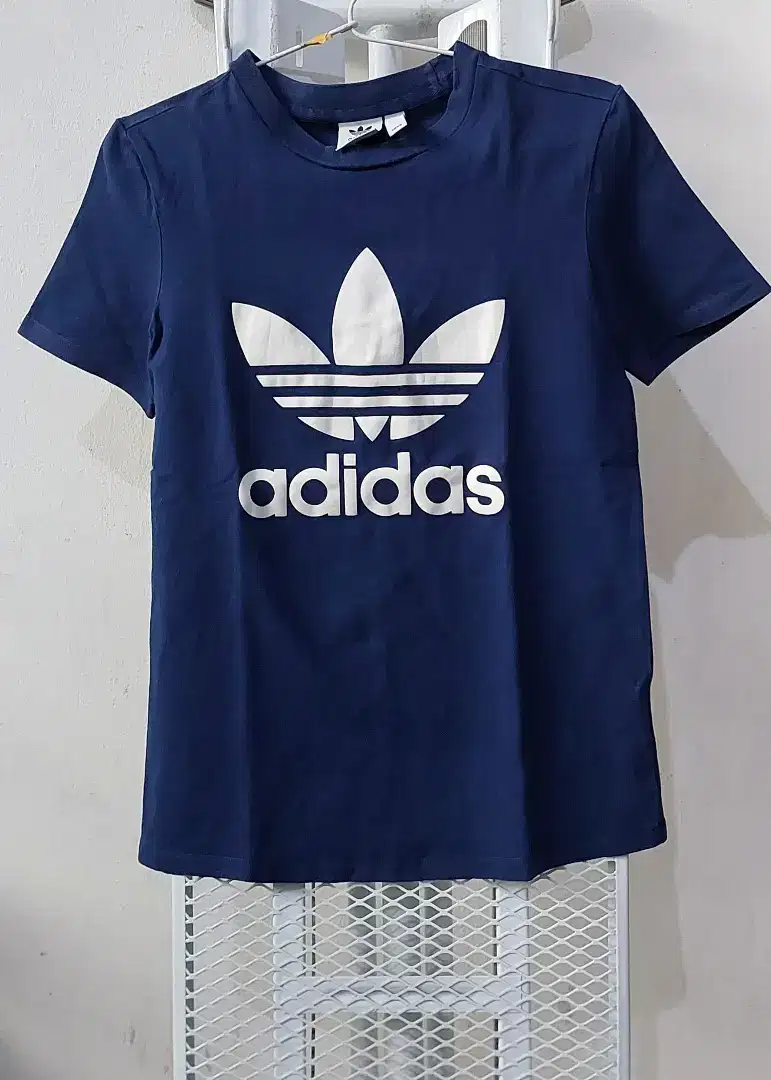 Kaos wanita Adidas biru navy size S fit M