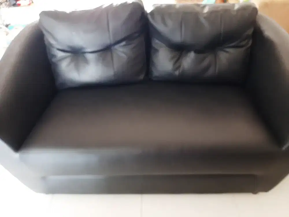 Sofa minimalis warna hitam