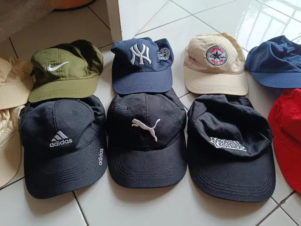 Obral semua Topi seratus ribu.
