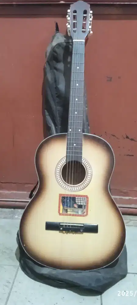 Gitar akustik Yamaha