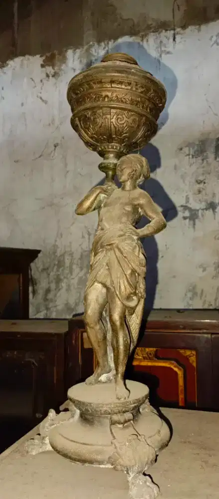 Lampu Minyak Antik dengan Figur Seorang Pria
