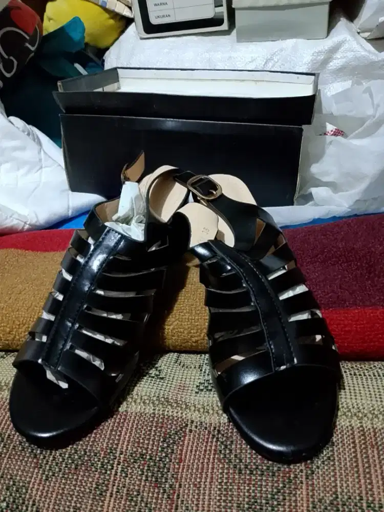 Sendal warna Hitam size .38