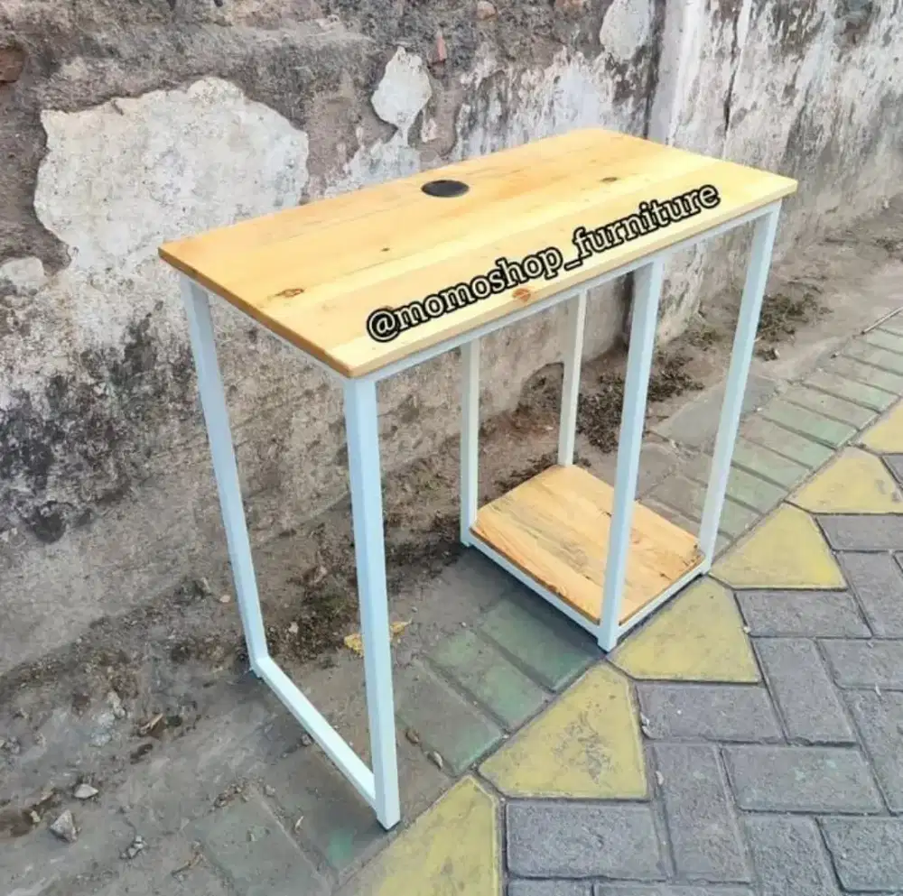 Meja komputer minimalis