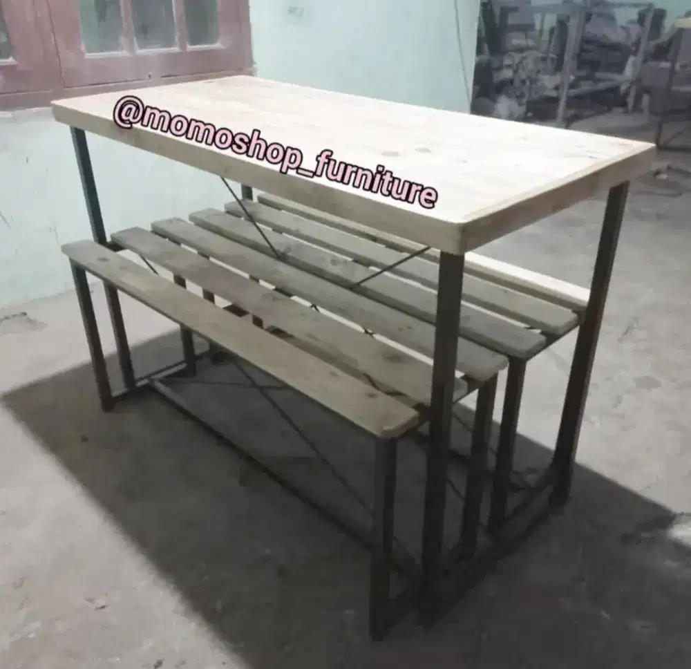 Meja cafe kursi panjang