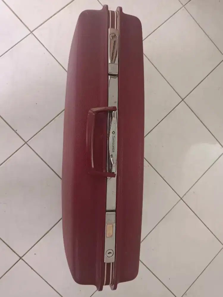 Vintage Samsonite suitcase (no key)