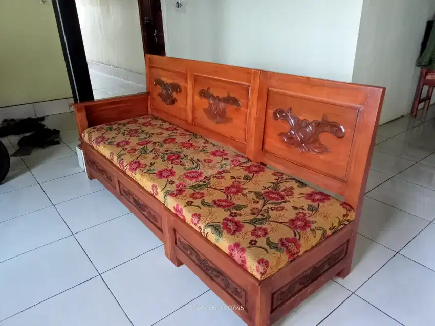 Satu set kursi tamu