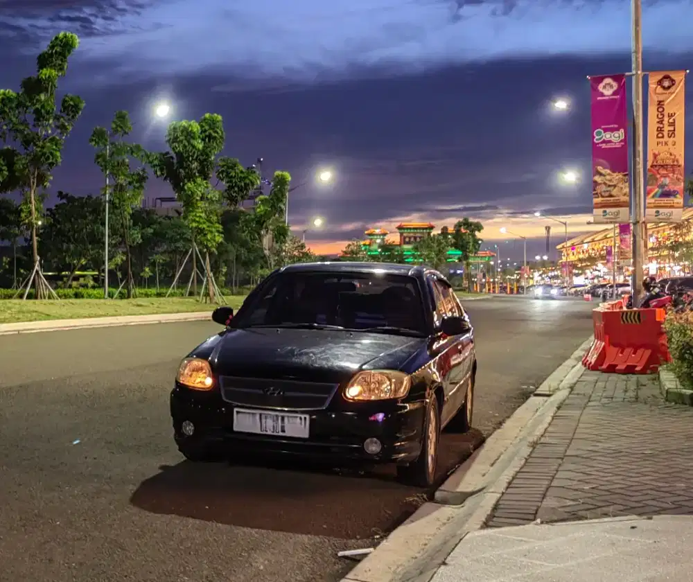 Jasa antar penumpang memakai mobil sedan