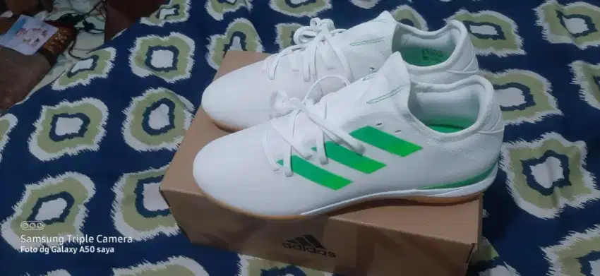 Sepatu futsal adidas