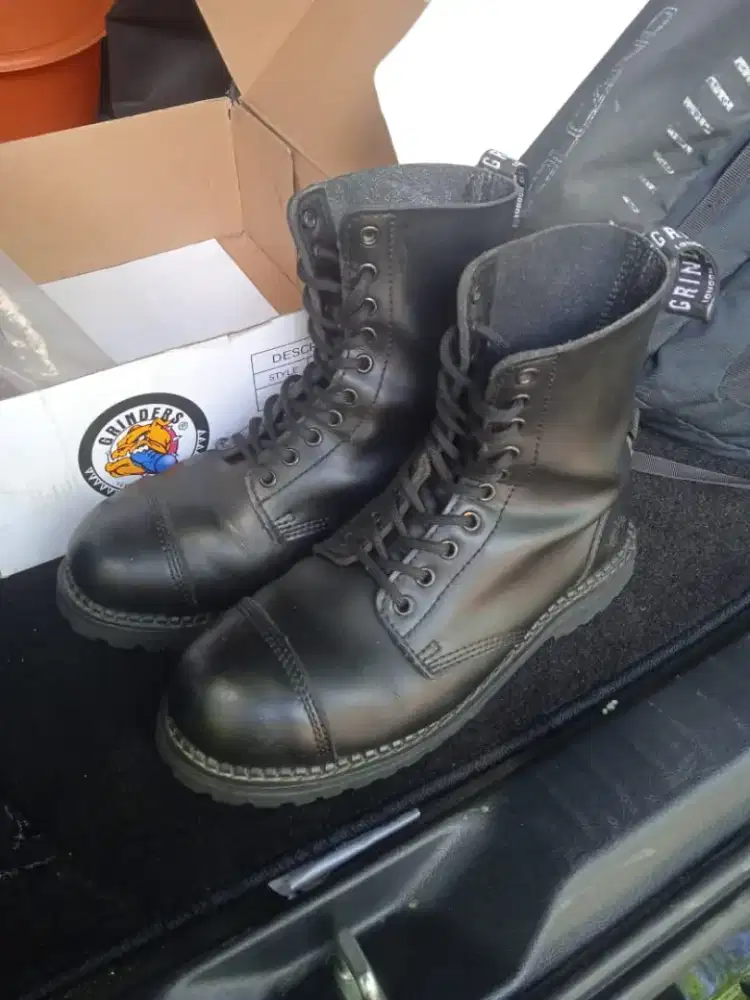 DR MARTENS GRINDERS SIZE 41