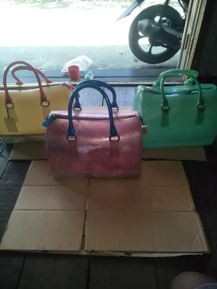 Tas merk FURLA ada varian warna,klo mimat