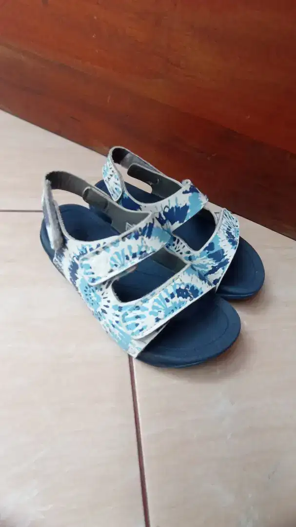 Harga untuk 2 pasang sepatu dan sendal