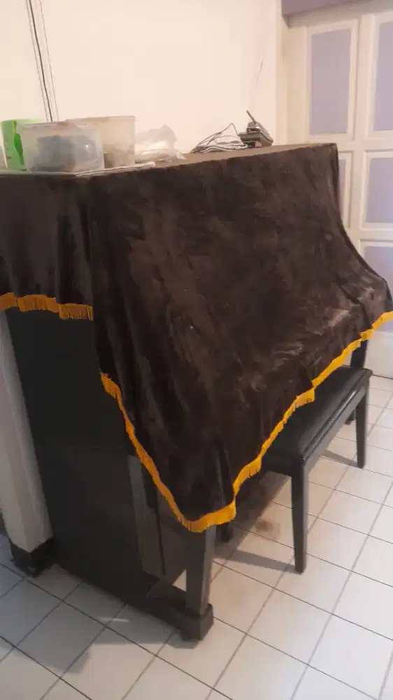 Piano klasik hitam upright tinggi
