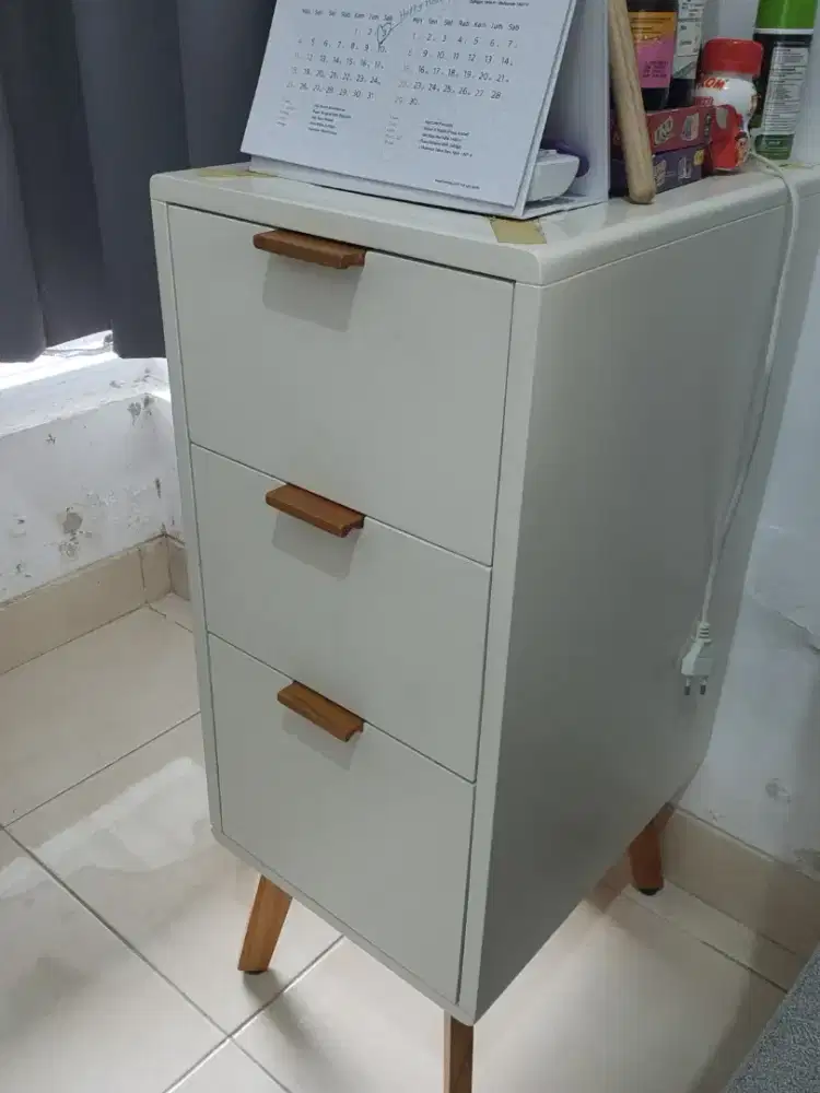 Lemari laci putih