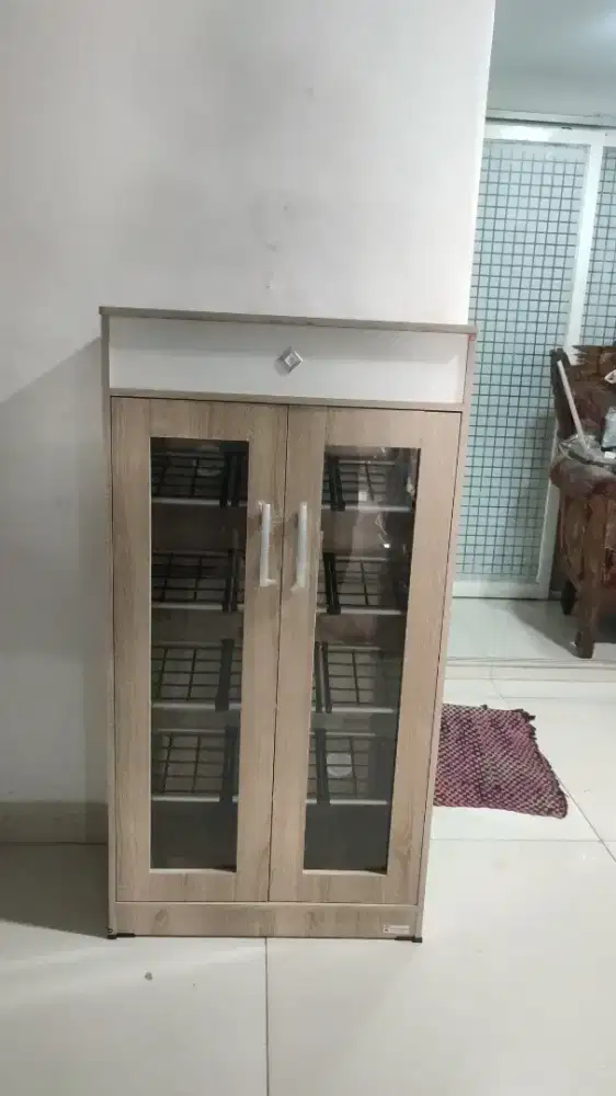 lemari sepatu pintu kaca