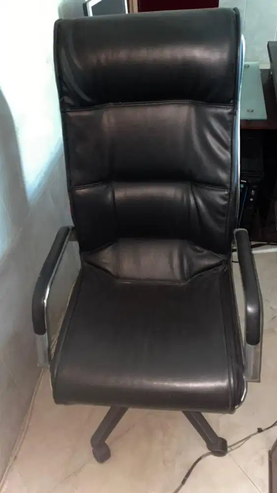 Kursi direktur kantor ergonomis sandaran tinggi