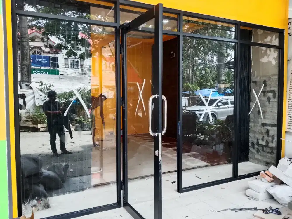 Partisi kaca dan pintu