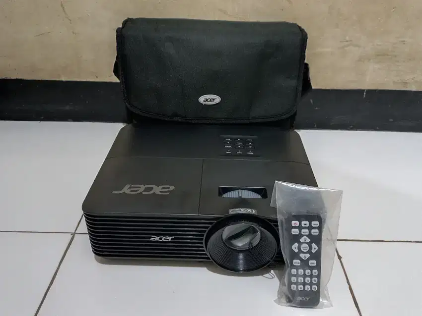 Proyektor bekas Acer EV-EX70HA remote