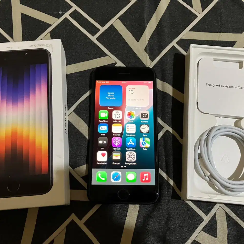 Iphone SE 3 2022 128gb Hitam Ex Ibox