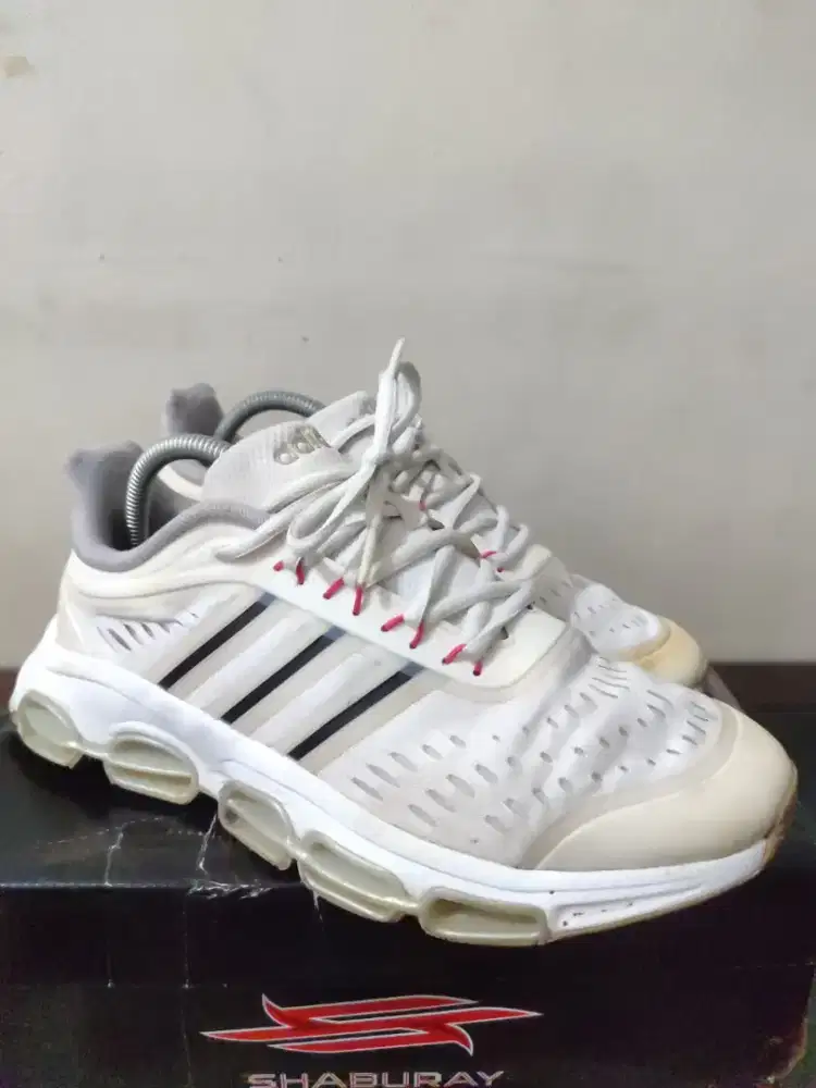 Sepatu Adidas tencube