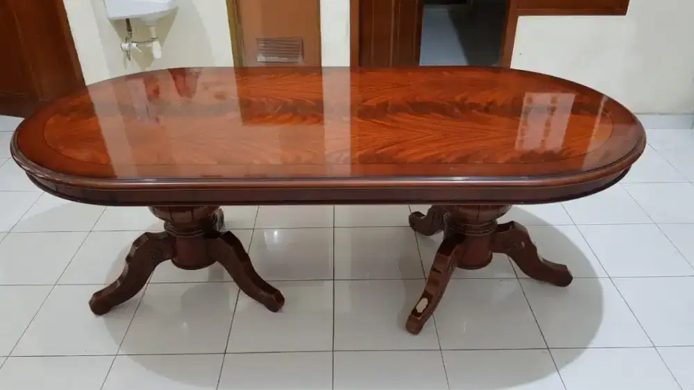 Meja Makan Mewah Besar