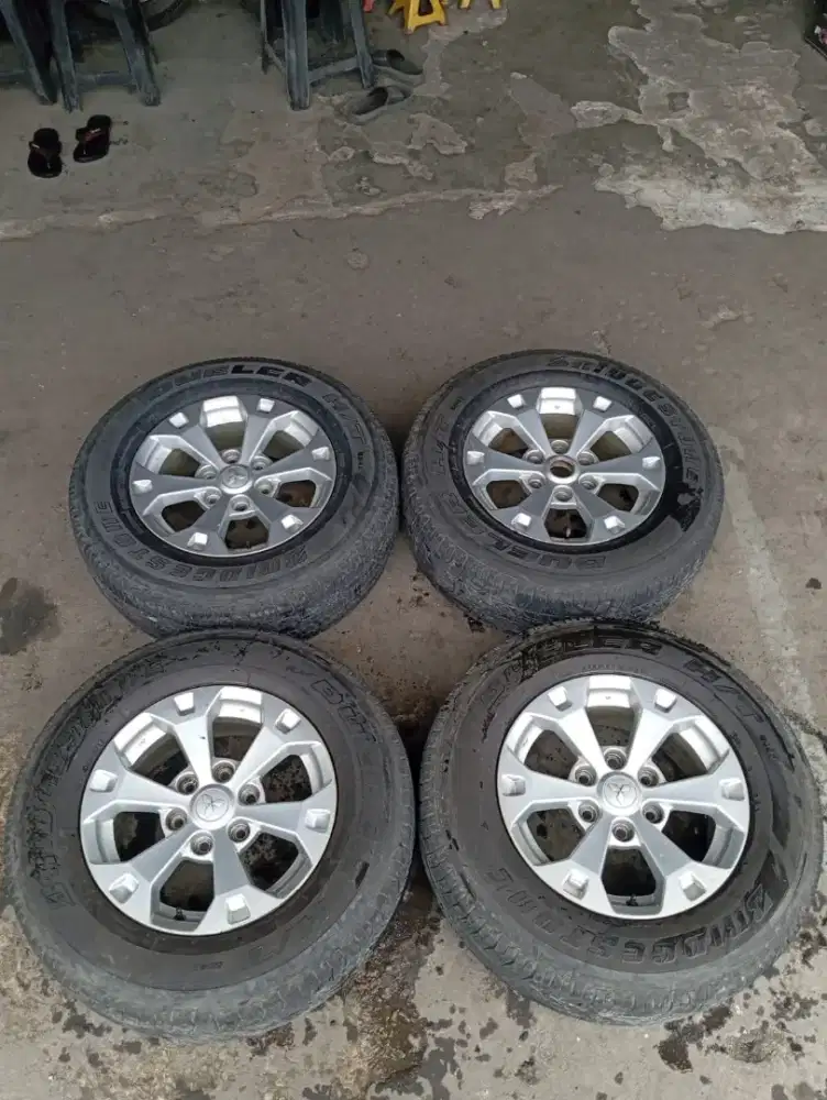 Velg oem pajero dakkar r17 6x139 sepaket ban