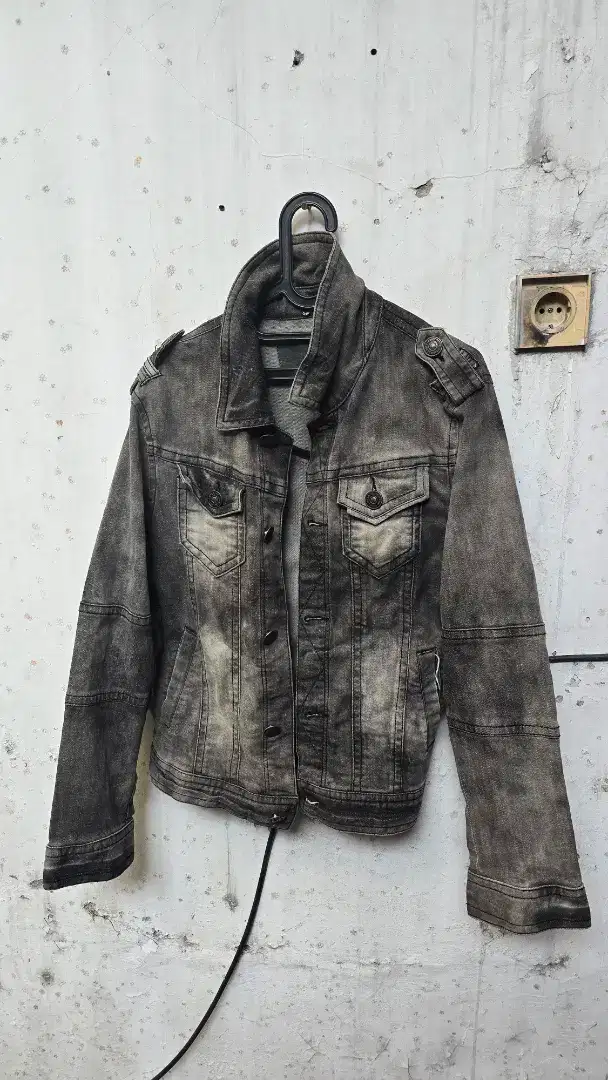 Jaket keren banget warna belelnya bukan main-main