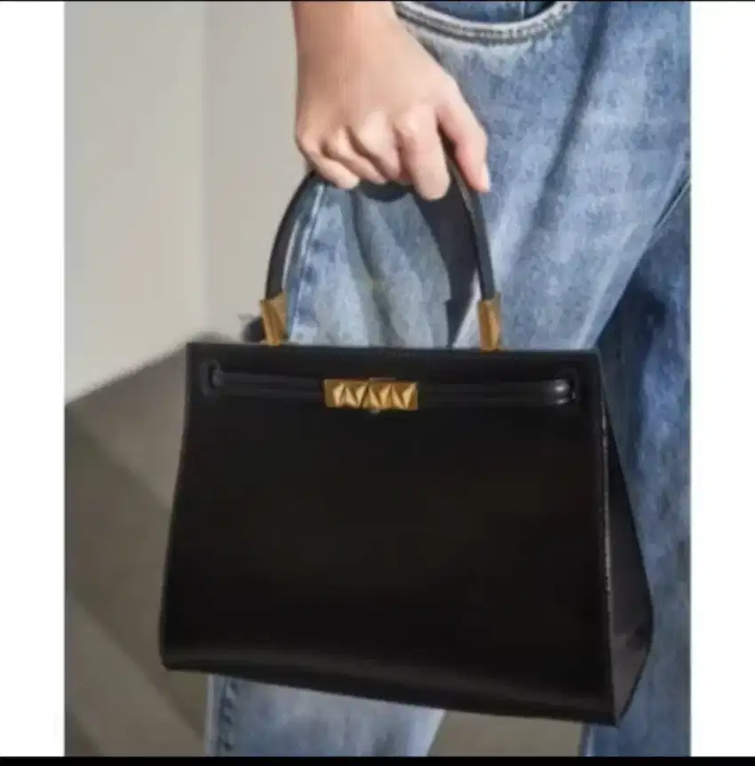 Tas wanita Charles and Keith kekinian