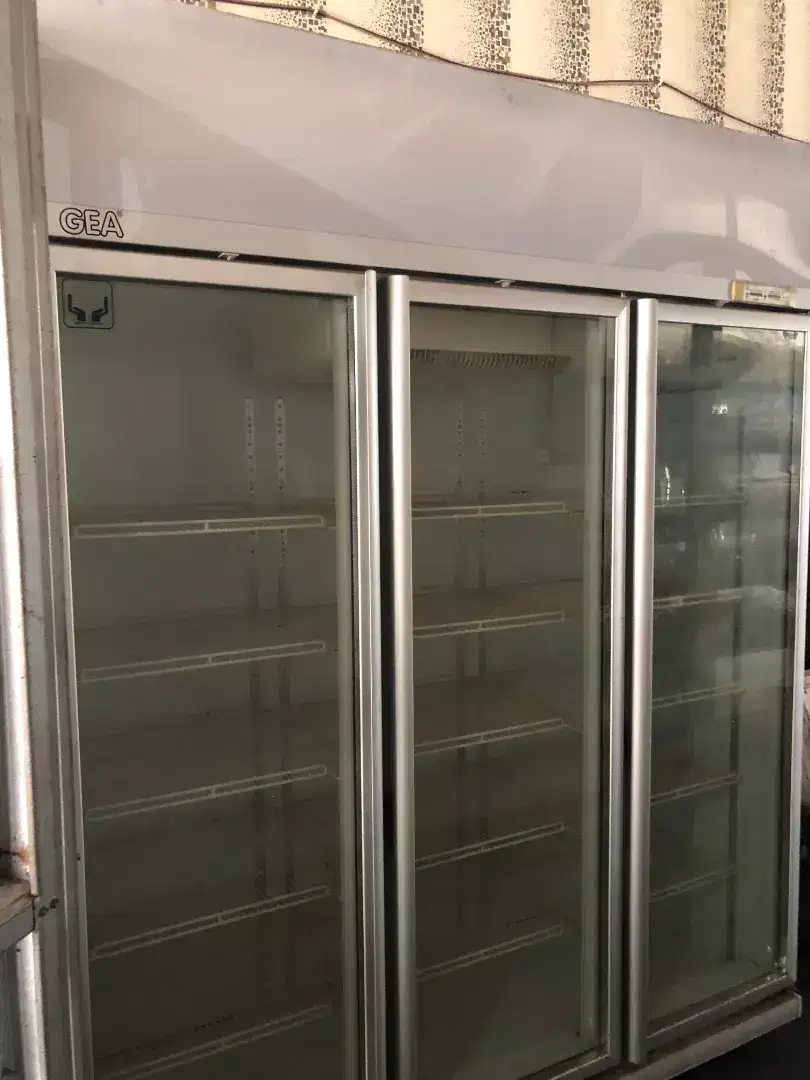 Showcase Gea 3 pintu