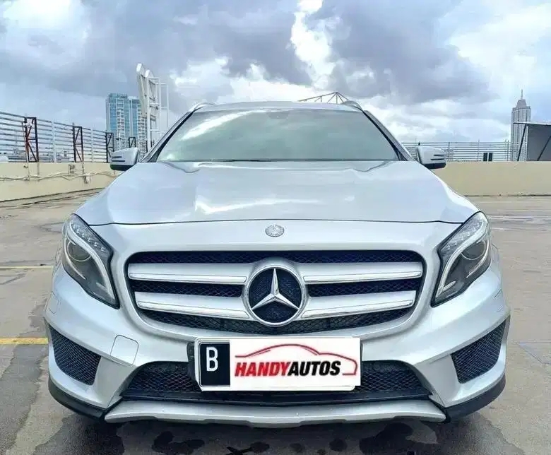 Mercedes Benz GLA200 Tahun 2014 Automatic Abu abu Muda metalik