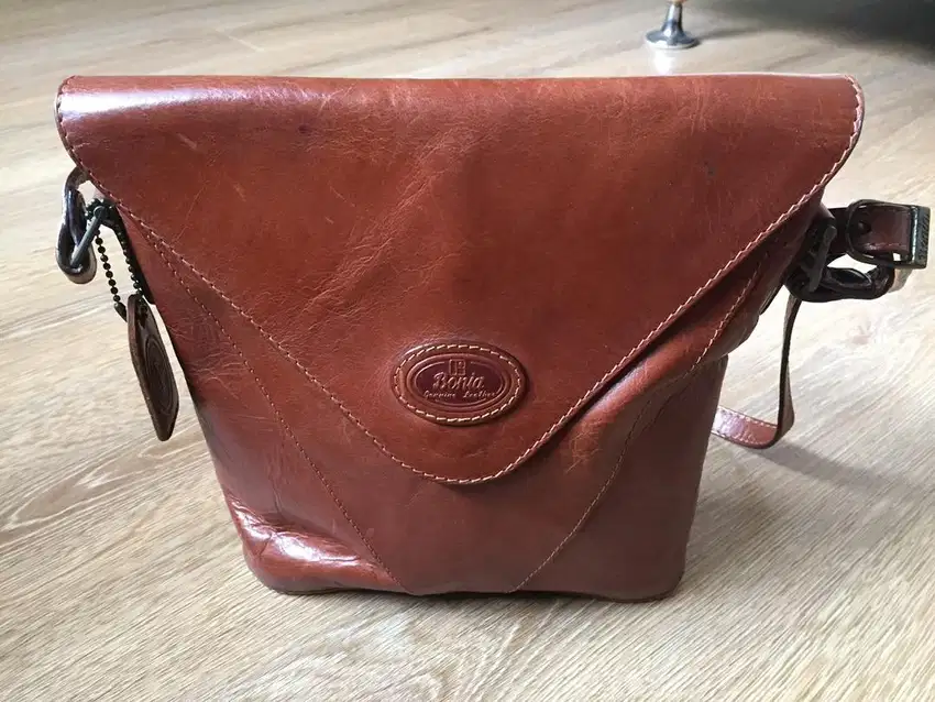 Tas wanita merk BONIA terbuat dari kulit asli