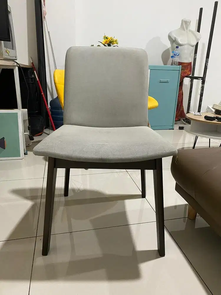 Kursi Makan Kerja Abu Abu Estetik